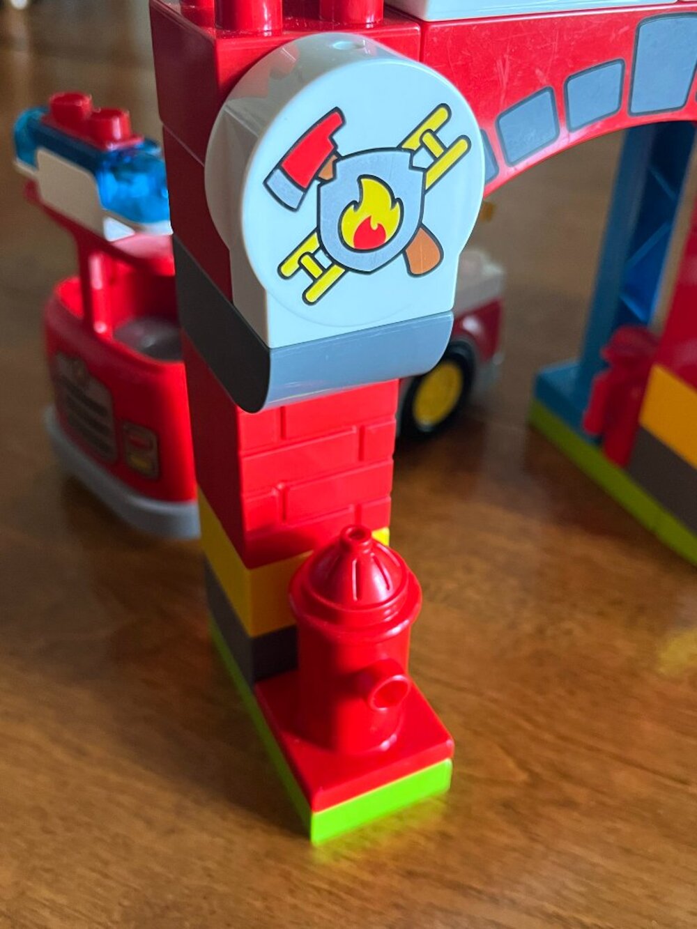 Duplo fire station and firetruck - Picture 5 of 8